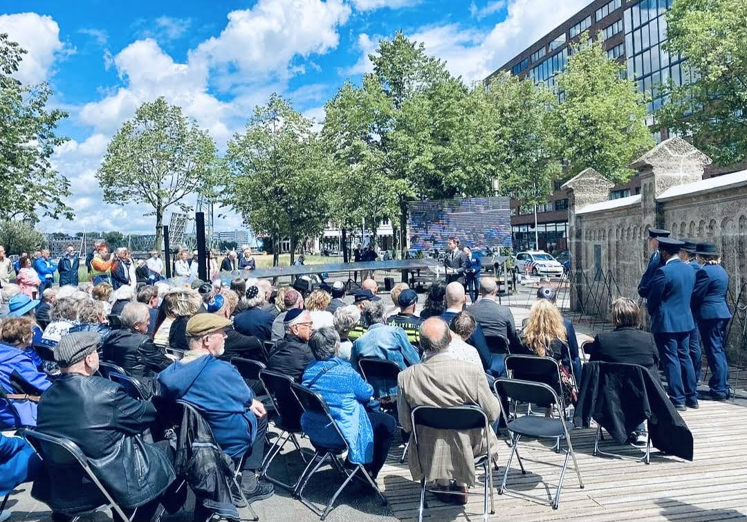 Herdenking bij Loods 24, op de Eva Cohen-Hartogkade, Rotterdam.